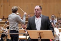 Deutsche Bariton Matthias Goerne gastiert in Begleitung der Wiener Philharmoniker unter der Leitung des britischen Dirigenten Daniel Harding in der Philharmonie Köln (© Thomas Brill)